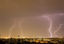 Πλησιάζει μέτωπο καταιγίδων μήκους 900 χιλιομέτρων: Κλειστά την Κυριακή τα εμπορικά καταστήματα