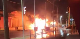 Αθίγγανοι έκαψαν κατάστημα με ελαστικά στον Ασπρόπυργο και λεωφορείο στα Άνω Λιόσια