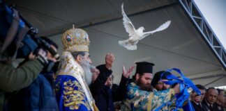 Με λαμπρότητα τα Θεοφάνια στον Πειραιά, προεξάρχοντος του Αρχιεπισκόπου Αθηνών Ιερωνύμου