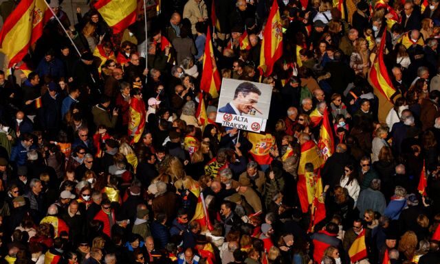 Ισπανία: Δεκάδες χιλιάδες διαδηλωτές στη Μαδρίτη κατά της κυβέρνησης Σάντσεθ