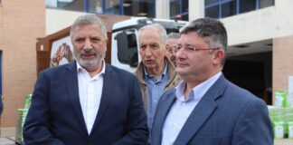 Παράδοση απορριμματοφόρων και καφέ κάδων συλλογής βιοαποβλήτων από τον Π. Αττικής Γ. Πατούλη στον Δήμο Αχαρνών
