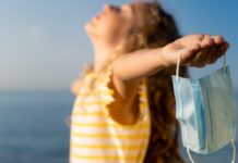 Επίσημο τέλος στα περιοριστικά μέτρα του κορωνοϊού: Πού παραμένουν σε ισχύ