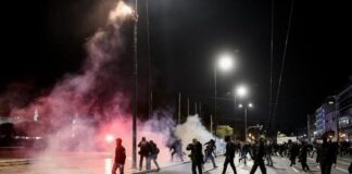 Επεισόδια στο Σύνταγμα στην πορεία διαμαρτυρίας για την τραγωδία στα Τέμπη