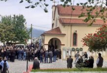 Άρτα: Σε κλίμα οδύνης η κηδεία του βρέφους – Κατέρρευσε ο πατέρας