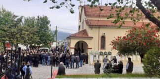 Άρτα: Σε κλίμα οδύνης η κηδεία του βρέφους – Κατέρρευσε ο πατέρας