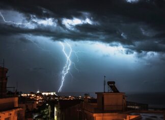Σε εξέλιξη η κακοκαιρία: Ισχυρές βροχές και καταιγίδες σε αρκετές περιοχές της χώρας