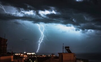 Σε εξέλιξη η κακοκαιρία: Ισχυρές βροχές και καταιγίδες σε αρκετές περιοχές της χώρας