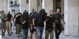 Στην Ευελπίδων οι πρώτοι 30 κατηγορούμενοι για την επίθεση έξω από το γήπεδο της ΑΕΚ