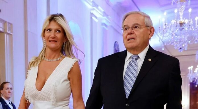 ΗΠΑ: Νέα δίωξη σε βάρος του γερουσιαστή Μπομπ Μενέντεζ