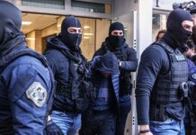 Απολογείται στην ανακρίτρια o 18χρονος για την επίθεση με φωτοβολίδα εναντίον αστυνομικού