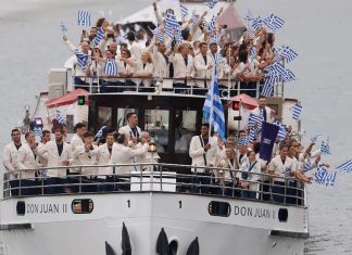 Παρίσι 2024: Το σκάφος με την ελληνική αποστολή άνοιξε τη ναυτική παρέλαση