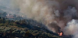 Φωτιά στο Ξυλόκαστρο: Ενισχύθηκαν οι εναέριες δυνάμεις – Συνεχείς αναζωπυρώσεις