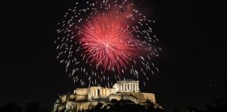 Με κατάνυξη αλλά και με πυροτεχνήματα γιορτάστηκε η Ανάσταση σε όλη την Ελλάδα