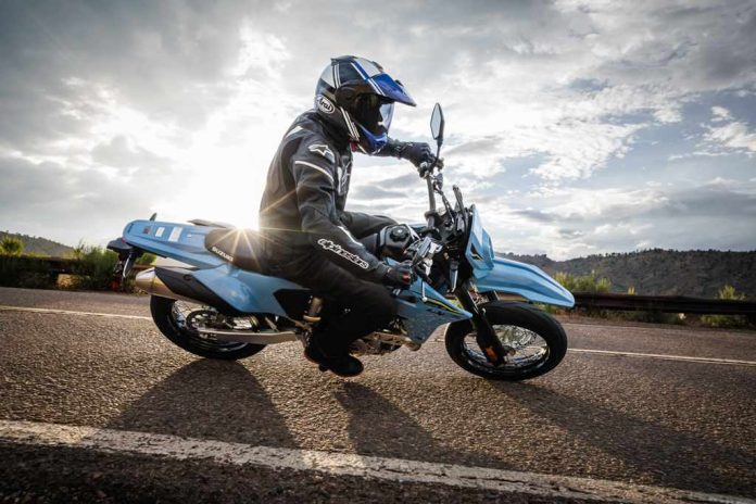 DR-Z400SMRLM5_action_8