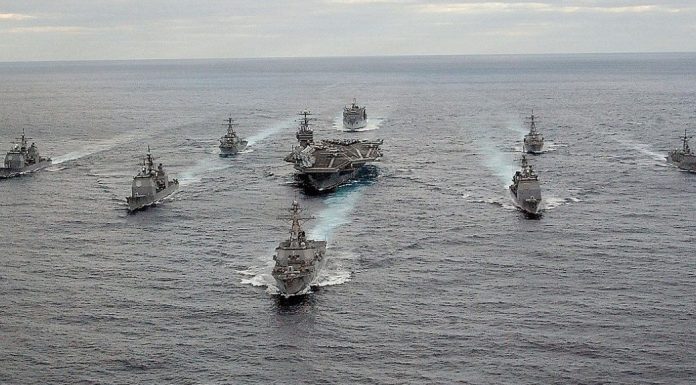 Ο Τραμπ στέλνει πολεμικά πλοία με χιλιάδες πεζοναύτες ανοιχτά της Βενεζουέλας
