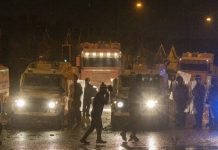 «Βράζει» η Β. Ιρλανδία: Νέα νύκτα διαδηλώσεων στο Μπέλφαστ κατά των μεταναστών