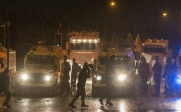 «Βράζει» η Β. Ιρλανδία: Νέα νύκτα διαδηλώσεων στο Μπέλφαστ κατά των μεταναστών
