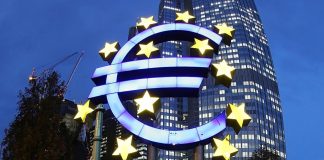 Αύξησε τα επιτόκια η ΕΚΤ: Αναθεωρεί επί τα χείρω προβλέψεις για πληθωρισμό και ανάπτυξη