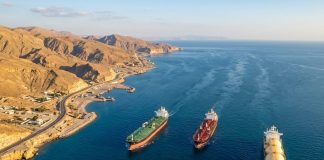 Δεξαμενόπλοια με πετρέλαιο του Ιράν διασχίζουν το στενό του Ορμούζ