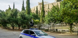 Επίθεση με μαχαίρι σε τουρίστες στην Ακρόπολη: Στο νοσοκομείο τα θύματα