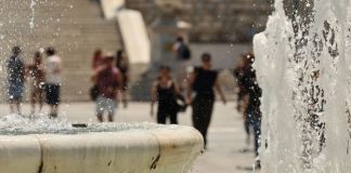 Σε κλοιό καύσωνα και σήμερα η χώρα, μαζί με αφρικανική σκόνη