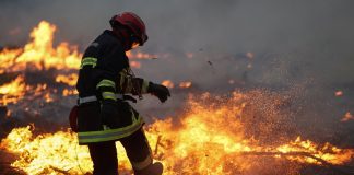 Γαλλία-Ισπανία-πυρκαγιές: Oι πυροσβέστες προετοιμάζονται για μία ακόμη ημέρα μάχης με τις φλόγες