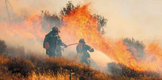 Πυροσβεστική: Τιτάνια μάχη με τις φλόγες σε πολλαπλά μέτωπα
