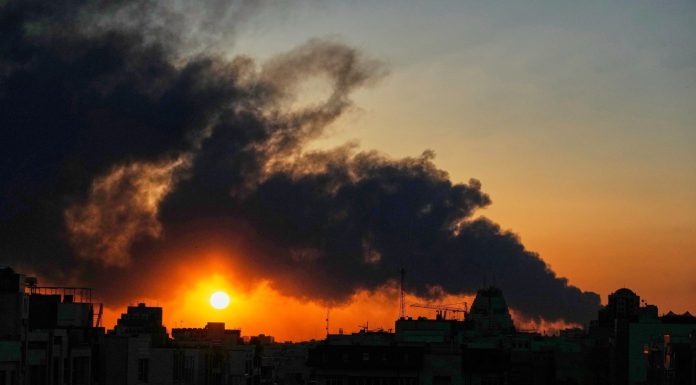 Νέο κύμα πληγμάτων των ΗΠΑ εναντίον «δεκάδων στόχων» στο Ιράν