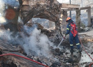 Σε ύφεση οι πυρκαγιές στη Σαλαμίνα: Δυο νεκροί, 593 άτομα απομακρύνθηκαν