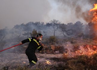 Πυρκαγιά στον Κουβαρά Αττικής: Μήνυμα 112 για απομάκρυνση κατοίκων