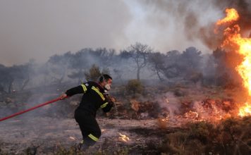 Πυρκαγιά στον Κουβαρά Αττικής: Μήνυμα 112 για απομάκρυνση κατοίκων