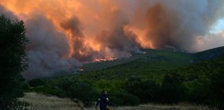 Συνεχίζεται η μάχη με τις φλόγες στη Δυτική Αττική