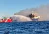 Συνεχίζει να καίγεται το BLUE CARRIER 2: Σε εξέλιξη η κατάσβεση της φωτιάς