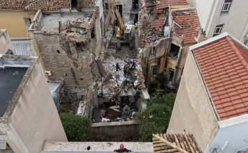Έκρηξη στην Πλάκα: Εντός του κτιρίου η διαρροή αερίου – Γενετικό υλικό έδωσαν οι συγγενείς των θυμάτων
