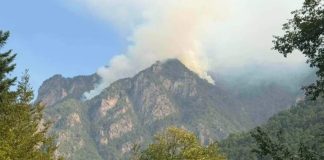 Μαίνεται η πυρκαγιά στο δάσος της Τραπεζίτσας στην Κόνιτσα