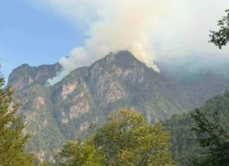 Μαίνεται η πυρκαγιά στο δάσος της Τραπεζίτσας στην Κόνιτσα