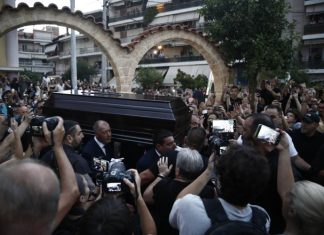 Πλήθος κόσμου στη λαϊκή αγρύπνια για τον Γ. Μαζωνάκη στον ΙΝ Αγίας Τριάδας Νίκαιας